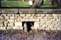 Détail de la niche aménagée dans le muret par son propriétaire.( © M Thierry Naudin )